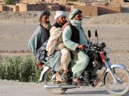 Pie Pakistānas pilsētas Kvetas, kuru kā tranzīta punktu munīcijas un kravu transportam uz Afganistānu izmanto NATO.