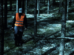 Aina no Aika Karapetjana šausmu filmas MOŽ jeb Vīrs oranžajā vestē