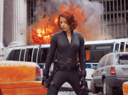 Atriebēji savus filmēšanas izdevumus — 220 miljonus dolāru — atpelnīja pirmajā nedēļas nogalē pēc pirmizrādes ASV. Bet kopējie ienākumi visā pasaulē nepilna mēneša laikā jau sasnieguši 1,2 miljardus. Kadrā: aktrise Skārleta Johansone Melnās atraitnes Nataša Romanofas lomā.