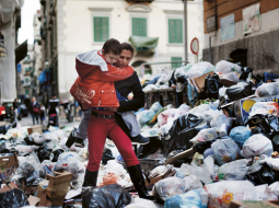 Pedējās dienās Neapole diez vai var lepoties, ka ir pilsēta ar Eiropā lielāko vēsturisko centru — šīs Itālijas dienvidu metropoles ielas atkal pārvērtušās par atkritumu jūru. Jau otro reizi pēdējo divu gadu laikā vietējās varas iestādes nonākušas strupceļā: vecās izgāztuves ir pārpildītas, bet pret jaunu glabātavu ierīkošanu protestē to tuvumā dzīvojošie cilvēki, baidoties par to drošību. ES pat nosutījusi uz Neapoli inspektoru komandu un draud ar iespaidīgu naudas sodu par nespēju atrisināt atkritumu savākšanas problēmu. Foto — AFP/LETA