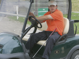 Golfs esot vienīgā lieta, kam Nerijus Numavičs nežēlo naudu. «Visam žēloju. Es naudu rūpīgi skaitu. Pat zeķes pērkot skatos, cik tās maksā.» Foto — LT/Scanpix
