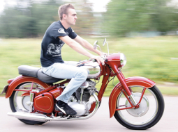 Normunds Jakubovskis ir vienīgais 1956.gada Jawa 500 OHC II īpašnieks Latvijā. Motociklu viņš atjaunoja divus gadus. Foto — Mārtiņš Zilgalvis, F64