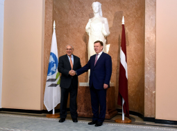 Ministru prezidents Māris Kučinskis (no labās) un OECD ģenerālsekretārs Anhels Gurijs tikšanās laikā Ministru kabinetā.