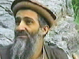 Osama bin Ladens vienā no daudzajiem videoierakstiem, ko viņš regulāri izsūtīja arābu televīzijas stacijām. 2003.gads, vieta nezināma