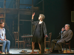 No labās: Uldis Dumpis (Beverlijs), Lolita Cauka (sieva Violeta) un Anete Saulīte (kalpone Monevata).