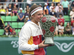 Aļona Ostapenko ar uzvarētājas balvu. Foto: AP/LETA