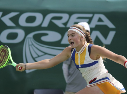Aļona Ostapenko cīņā par pusfinālu. Foto: AP/LETA