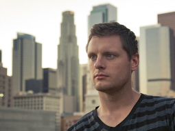 Amerikā dzīvojošais latvietis Oto Godfrejs izveidojis portālu ar ASV parāda summas vizualizāciju. Tā kļuvusi populāra, un to publicējuši vairāki mediji pasaulē.