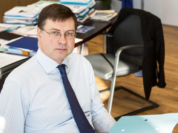 Valdis Dombrovskis savā darba kabinetā Briselē.