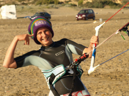 Ilze pirms trim gadiem pameta darbu bankā, lai pūķotu. Tagad viņai ir trīs pūķi, un šajā nedēļas nogalē ar kādu no tiem ķers vēju Samsung Wave Kite Party Ventspilī. Foto no personīgā arhīva