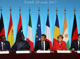 Nigēras prezidents Mahamadou Issoufou (no kreisās), Čadas prezidents Idriss Debī, Francijas valsts galva Emanuels Makrons, Vācijas kanclere Angela Merkele un Spānijas premjerministrs Mariano Rahojs preses konferencē par ES migrācijas krīzes novēršanu Parīzē.