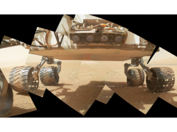 Marsa visurgājēja Curiosity pavēderes pārbaude 9.septembrī, tas ir, mēnesi pēc nolaišanās uz Sarkanās planētas. Centrā redzamās četras acis ir riskantu objektu identificēšanas un apbraukšanas sensori.