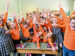 Teikas vidusskolas 4. klases bērni stāsta — galvenās prasības ir starpbrīžos staigāt, nevis skriet, draudzīgi izturēties pret klasesbiedriem. Vai noteikumi nav garlaicīgi? «Jā, bet vajadzīgi, lai mēs visi paliktu veseli un dzīvi,» skaidro kāds puika.