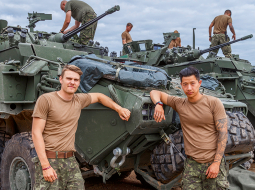 Kanādas kareivji no NATO paplašinātās klātbūtnes kaujas grupas gatavojas treniņiem Ādažu militārajā bāzē.