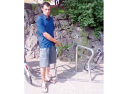 Policija lūdz atsaukties, ja kāds cietis no attēlā redzamās personas. Viņš nozadzis 21 velosipēdu,