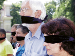 Drāsjus Keda atbalsta kustības jeb violeto aktīvistu protests. Foto — Sekunde
