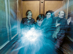 Daniels Redklifs Harija Potera (priekšplānā) lomā kinosāgas septītajā un pēdējā filmā Harijs Poters un Nāves dāvesti: Pirmā daļa. Foto — AFP/LETA