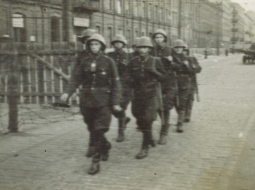 Attēlā redzamie puiši ir 22.latviešu policijas bataljona karavīri Varšavas ielās 1942.gadā. Kadrs no filmas Pretrunīgā vēsture