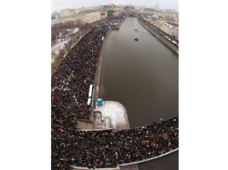 Cilvēki pulcējas protesta demonstrācijai Maskavā.