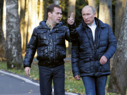 Sestdien Maskavā valdošās partijas Vienotā Krievija kongresā līdzšinējais prezidents Dmitrijs Medvedevs lūdzis premjeru un eksprezidentu Vladimiru Putinu no jauna kandidēt uz prezidenta amatu vēlēšanās nākamgad. Kā pavēstīja Medvedevs, ideja, ka jākandidē Putinam, abiem radusies jau tad, kad veidojusies viņu «biedriskā savienība», taču to nav izpauduši, gaidot piemērotu brīdi. Putins teica, ka piekrīt balotēties 2012.gada 4.martā paredzētajās vēlēšanās. Putins izteica cerību, ka pēc viņa uzvaras prezidenta vēlēšanās Medvedevs savukārt kļūs par valdības vadītāju