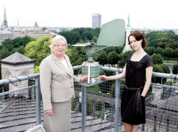 Laimdota Kalniņa (pa kreisi) un Olga Ritenberga katru nedēļu veic putekšņu monitoringu, lai alerģiski cilvēki zinātu, kas viņus sagaida. Olga patlaban rakstadoktordarbu par to, kā meteoroloģiski procesi ietekmē putekšņu koncentrāciju