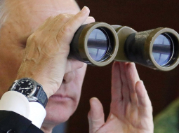 Krievijas prezidents Vladimirs Putins vēro mācības "Zapad 2017" poligonā pie Sanktpēterburgas. Foto: ITAR-TASS/LETA