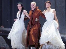 No kreisās: Zane — Agnese Jēkabsone, māte — Inese Kučinska un Anda — Signe Ruicēna.