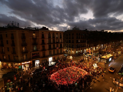 Barselonas centrālajā tūristu ielā Ramblas bulvārī piemiņas vieta ceturtdien teroristu nogalinātajiem cilvēkiem. Foto: Reuters/LETA