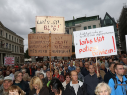 Tautas sapulce Rātslaukumā, kuru organizēja Jaunā konservatīvā partija. Foto: Edijs Pālens, LETA