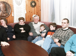 Alģirds Brazausks ar ģimeni 1990.gadā. Viņa kļūšana par Lietuvas kompartijas pirmo sekretāru ievērojami mazināja konfrontāciju starp sabiedrību un vietējo kompartiju.