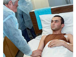 Armēnijas prezidents Seržs Sargsjans ieradies kara hospitālī Erevānā apciemot Kalnu Karabahā ievainotos kareivjus.