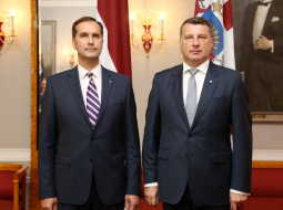 Valsts prezidents Raimonds Vējonis (no labās) un Latvijas vēstnieks Krievijā Māris Riekstiņš akreditācijas vizītes laikā Rīgas pilī.