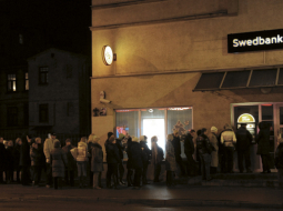 Rinda pie Swedbank bankomāta Rīgā 11.decembra naktī.