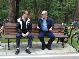 Lai gan politiskie analītiķi saskata aizvien vairāk pazīmju, kas liecina, ka Krievijas prezidents Dmitrijs Medvedevs un premjers Vladimirs Putins arvien biežāk «kāpj viens otram uz papēžiem», vismaz presei viņi pozē kā labi draugi — šajā gadījumā izbraukumā ar velosipēdiem Maskavas piepilsētā. Domstarpību cēlonis varētu būt izvēlē, kurš no viņiem kandidēs prezidenta vēlēšanās nākamā gada sākumā. Agrāk abi bija izteikušies, ka par to vienošoties savā starpā, taču arvien biežāk dzird runas, kas tas nebūšot tik vienkārši. Foto — AFP/LETA