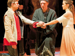 Romeo (Artūrs Dīcis), Džuljeta (Ilze Ķuzule–Skrastiņa) un mūks Lorenco (Artūrs Skrastiņš).