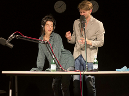 Desmit vīriešu un desmit sieviešu lomas izspēlē Jana Čivžele un Mārtiņš Upenieks.