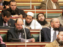 Jaunievēlētā Ēģiptes parlamenta pirmā sēde izrādījās gana garlaicīga radikālo islāmistu jeb salafistu partijas deputātiem, kas nesen notikušajās vēlēšanās ieguva pārsteidzoši daudz balsu — 25%. Vēlēšanu galvenais uzvarētājs — mēreni islāmistiskā Musumaņu brālība — atteikusies sadarboties ar šiem radikāļiem, viņu vietā priekšroku dodot sadarbībai ar liberālajām partijām. Šīs bija pirmās brīvās vēlēšanas Ēģiptē pēdējo 60 gadu laikā.