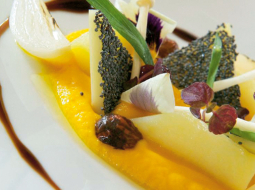 Kadrs no komēdijas Šefs, kurā par savam restorānam tik vitāli svarīgajām Michelin zvaigznītēm cīnās franču aktieris Žans Reno.