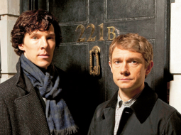 Mūsdienu Šerloks Holmss (aktieris Benedikts Kamberbečs, pa kreisi) un doktors Vatsons