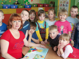 Tatjana no Kaunatas darbu zaudēja, kad bankrotēja veikala īpašnieks. Viņa iesaistījās tā dēvētajā «simtlatnieku» programmā.