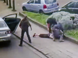 Beļģijas policija notvērusi Muhamedu Abrini, kurš esot atzinies, ka tieši viņš ir 22. martā novērošanas kameru fiksētais «vīrietis cepurē» Briseles lidostā kopā ar diviem spridzinātājiem pašnāvniekiem. Abrini arī bija pēdējais zināmais aizdomās turētais par slaktiņa sarīkošana Parīzē pērn novembrī. Tagad viņš izmeklētājiem stāsta, ka sprādzieni Briseles lidostā un metro bijis sasteigts uzbrukumus, baidoties no iespējamā aresta. Patiesībā viņi plānojuši atkārtotus uzbrukumus Parīzē.