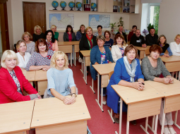 Preiļu 1. pamatskolas pedagogi nedēļu pirms jaunā mācību gada. Pirmajos solos sēž latviešu valodas skolotājas Irēna Barone (no kreisās) un Žanete Beča, skolas direktore Nora Šņepste un vizuālās mākslas skolotāja Marianna Abricka.