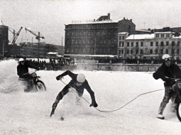 Pirmās skijoringa sacensības uz Daugavas Rīgas centrā 1965.gada februārī.