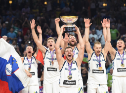 Slovēnijas izlase priecājas par zelta medaļām Eiropas čempionātā basketbolā. Foto: Edijs Pālens, LETA
