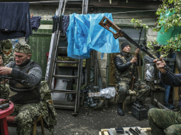 Pašpasludinātās Doņeckas Tautas republikas pašaizsardzības spēku kaujinieki Slovjanskā.