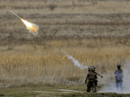 ASV jūras kājnieki mācībās izmēģina "Stinger". Foto: Reuters/LETA