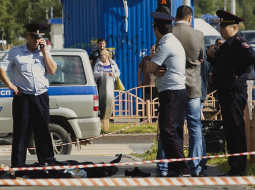 Krievijas policisti Surgutā pie uzbrukuma upura. Foto: LETA/AP
