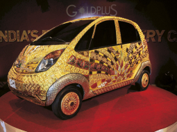 Izskatās, ka krietni apjukusi ir Indijas kompānija Tata Motors, kas ražo, viņu pašu vārdiem runājot, pasaulē lētāko automobili — Nano cena vietējā tirgū ir 2100 ASV dolāri. Tomēr divu gadu laikā, kopš modeļa izlaišanas, pieprasījums nav bijis tik augsts, kā tika cerēts. Tagad patērētāji var samulst vēl vairāk, jo Mumbaijā prezentēts pirmais Zelta auto, proti, «lētais auto» izrotāts ar 22 karātiem zelta, 15 kg sudraba un vairākiem dārgakmeņiem.