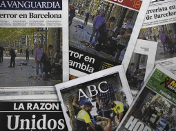 Piektdien Spānijas laikrakstu pirmajās lappusēs Barselonas Ramblas ielas foto pēc terorakta. Foto: AFP/LETA