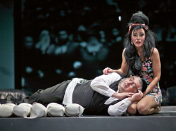 Gundars Āboliņš un Elita Kļaviņa vienā no izrādes stāstiem par muļķīti Gimpelu, kuru nemitīgi krāpj sieva.